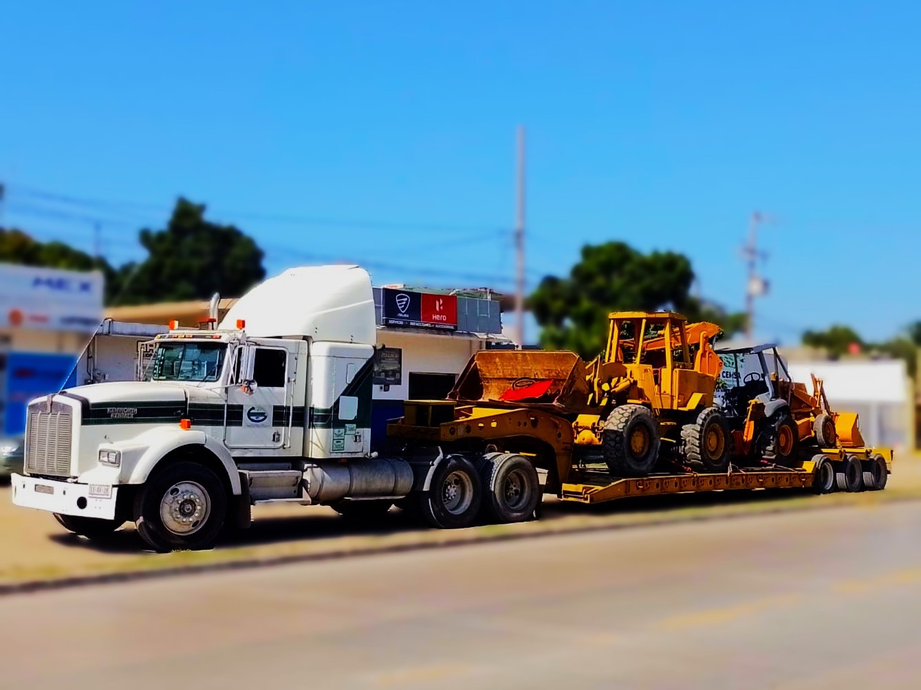 lowboy con maquinaria de construcción